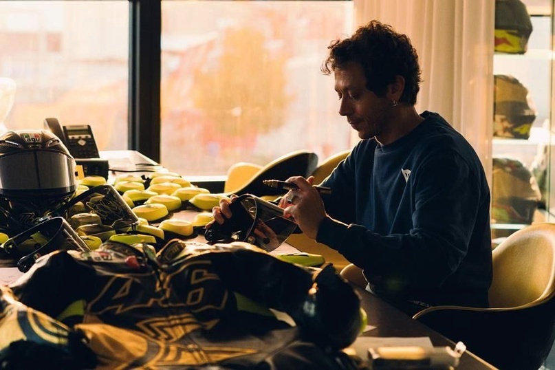 Компания Dainese выпустила ограниченную серию из 46 гоночных комбинезонов и шлемов AGV в честь 46-летия Валентино Росси.