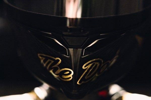 Компания Dainese выпустила ограниченную серию из 46 гоночных комбинезонов и шлемов AGV в честь 46-летия Валентино Росси.