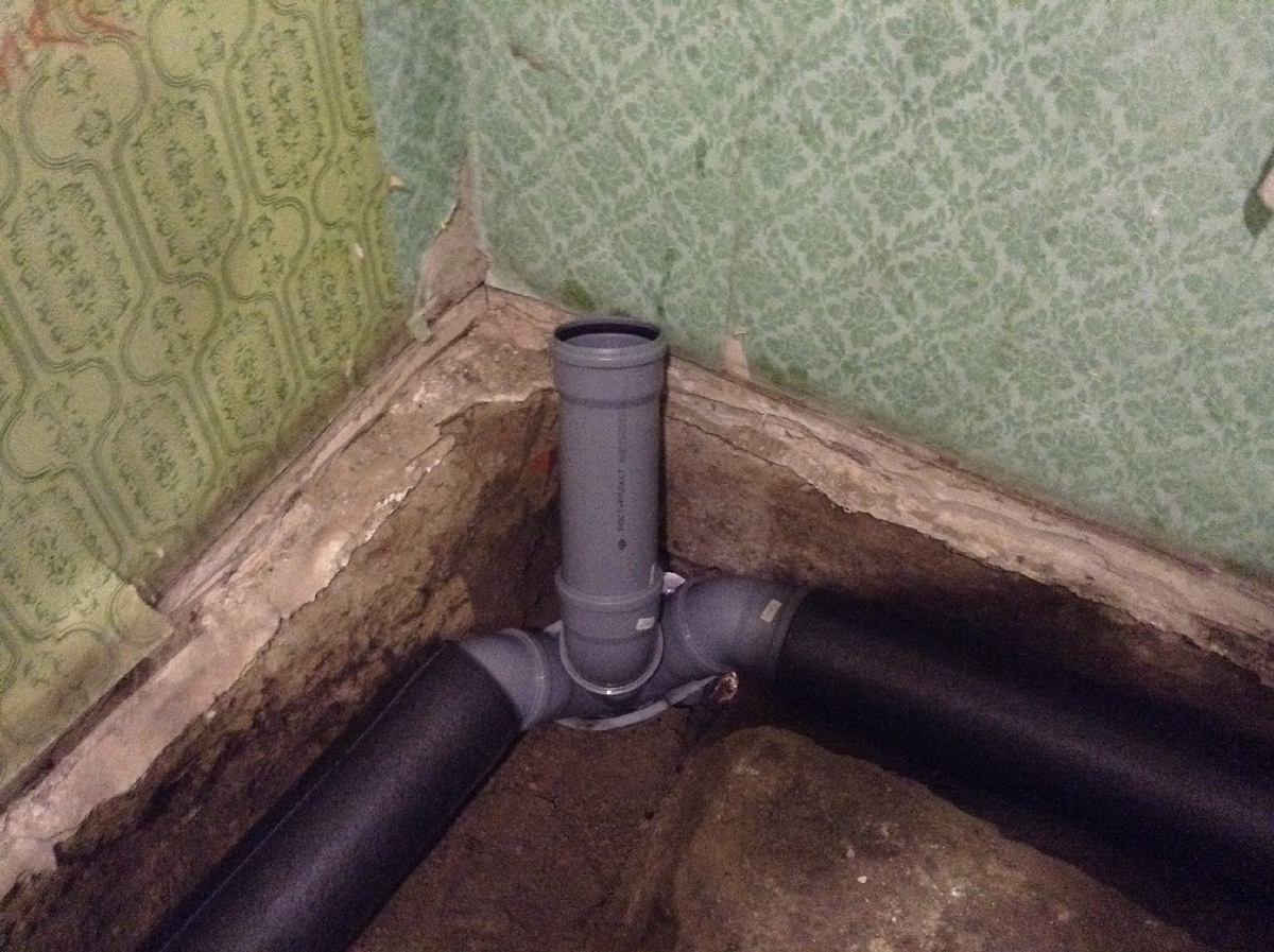 фото автора, именно к этой трубе скро будет подключен унитаз