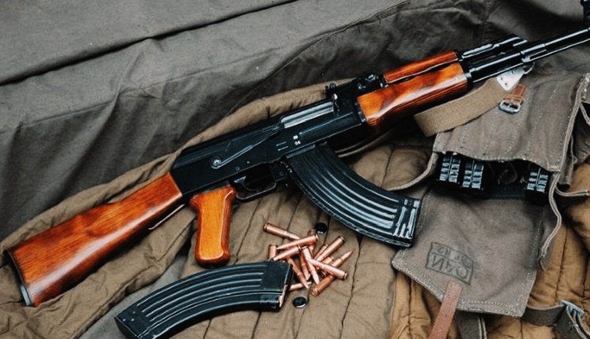 Интересный факт: Первый пистолет-пулемёт Калашникова забраковали из-за сложности. Но упрямый самоучка не сдался — его автомат родился из поражения.  