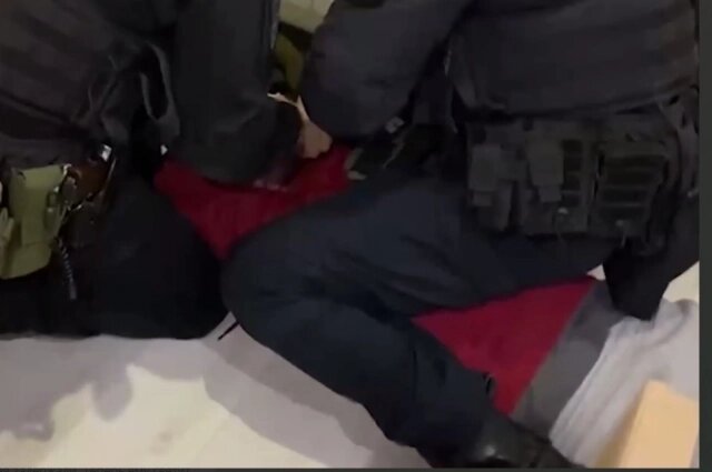    Молодого человека задержали сотрудники полиции и Росгвардии Фото: Кадр из видео/ Baza