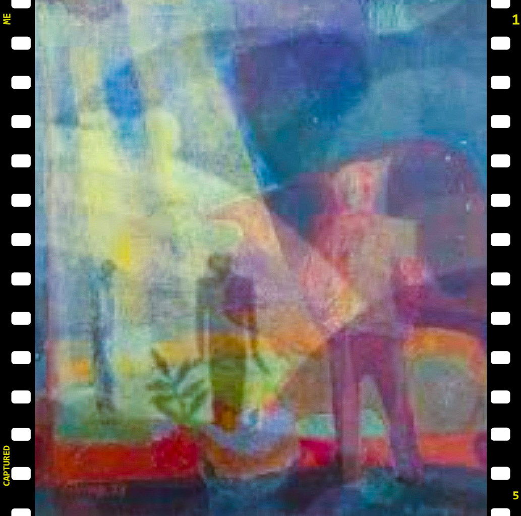 Странный человек. Странные люди сзади.