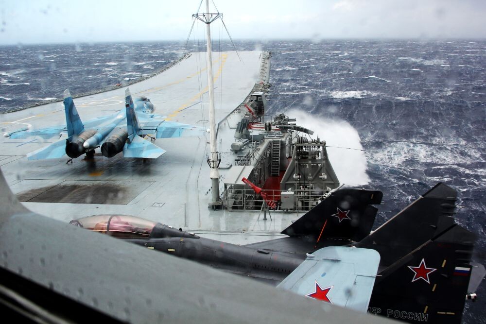 Красавец Су-33 летает даже в такую погоду 