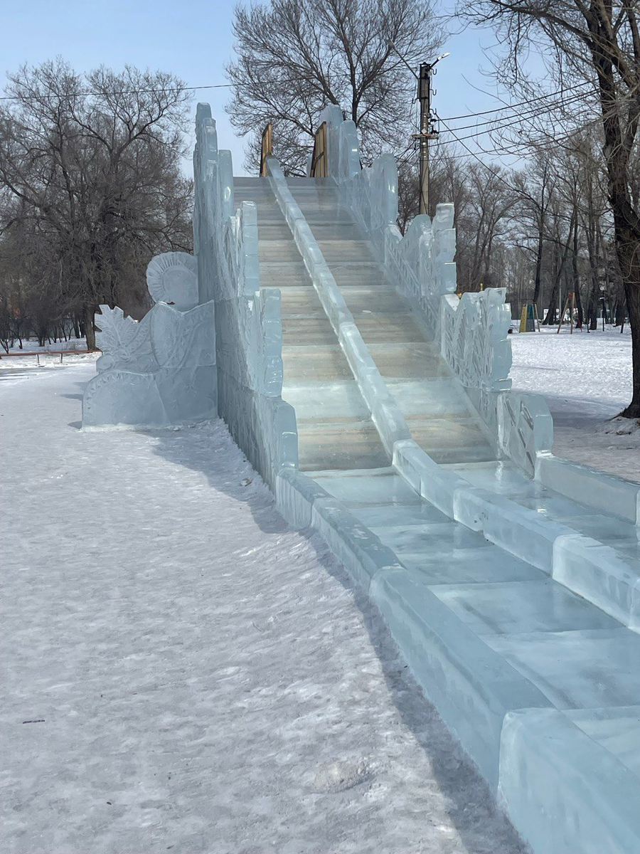 Детей нет, потому что все в школе и садике. Время 11 часов.