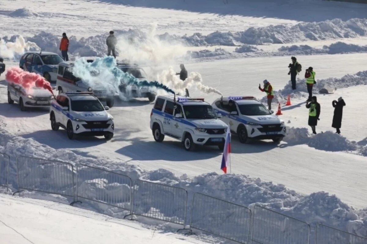    Рёв двигателей и пулеметные очереди.