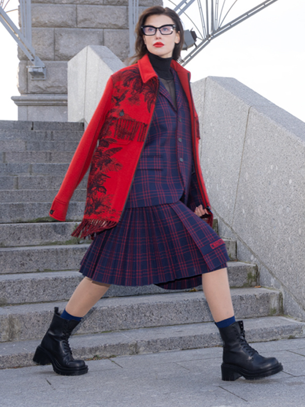 PodiumRed.ru  – ваш гид в мире люкса: топовые бренды в одном бутике!