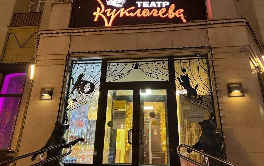    Вход в театр и те самые охранники.Динара Кафискина