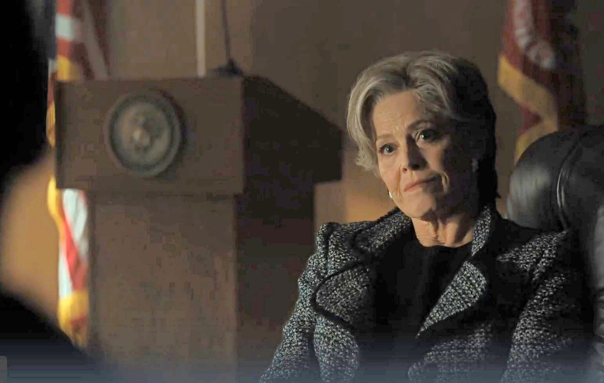 Бартоломью в нарративе - секретный суперагент, в реальность жи - лечащий врач Леви./ мой скрин