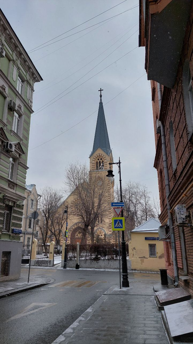 Храм святых Петра и Павла на Китай-городе, фото автора статьи, март 2025