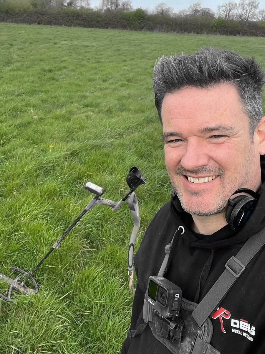 Дэвид с металлоискателем XP DEUS II