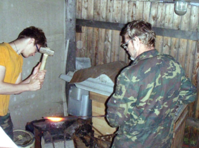 Игорь Козьмин у совсем нового горна. 2010 год.