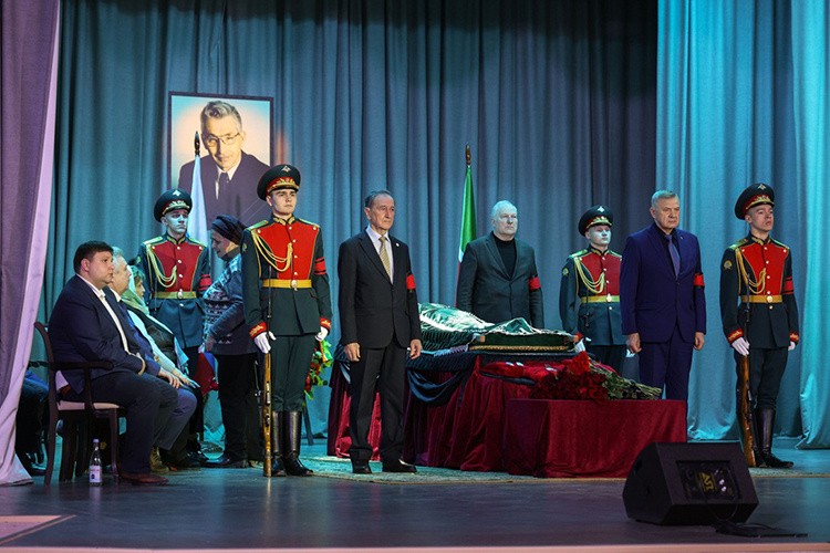    Прощаться с покойным в казанском культурном центре им. Пушкина началив 8 утра. Как оказалось, место для траурной церемонии выбрали не просто так.   
Фото: Андрей Титов