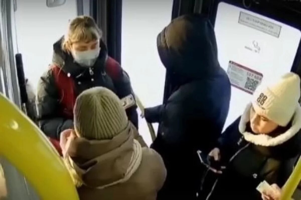    В Красноярске кондуктор порвала куртку школьницы, платившую чужой картой