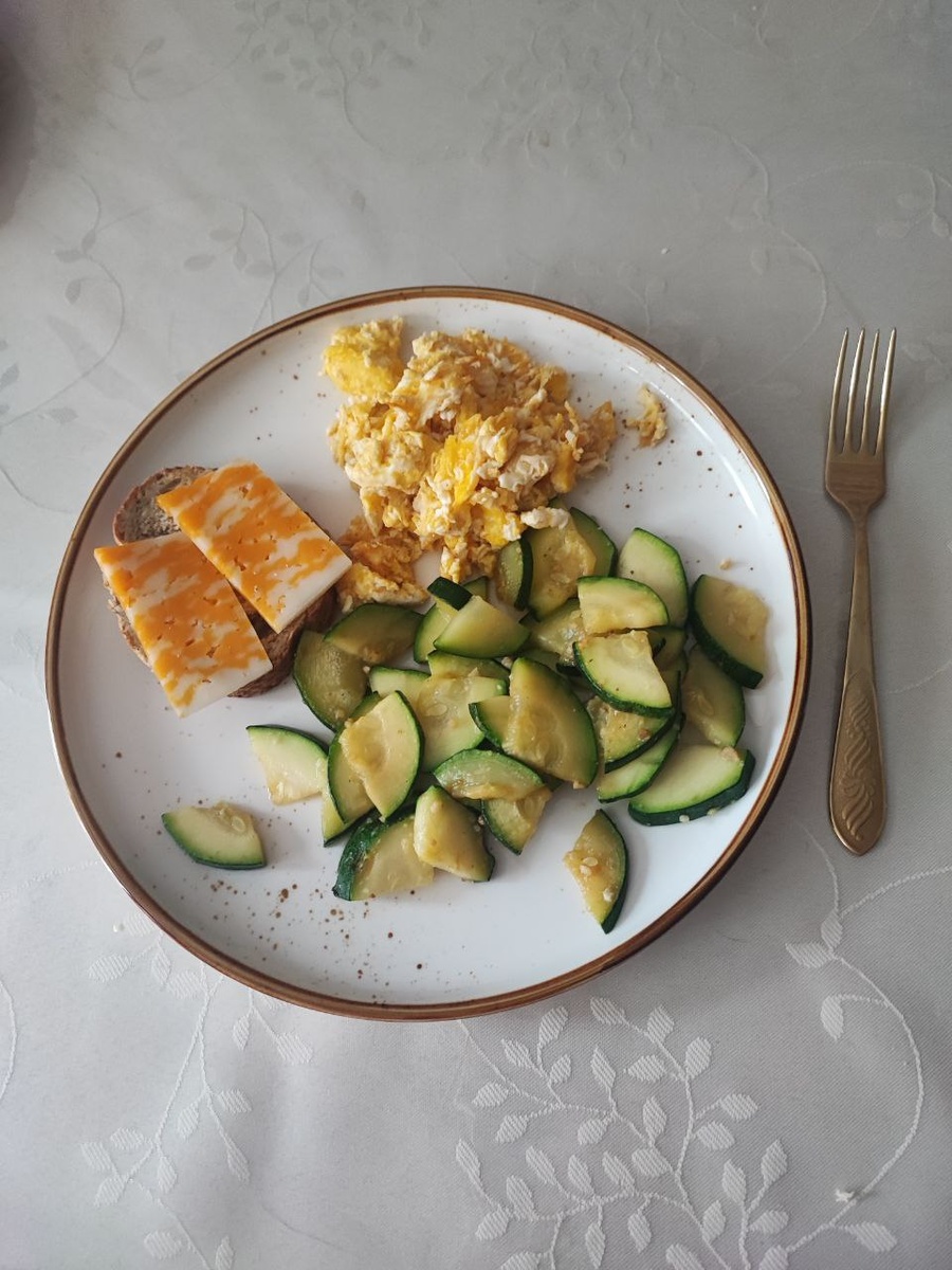 Вот мой личный пример завтрака: яичница из двух яиц, жареный на масле гхи кабачок (обожаю), и кусочек цельнозернового хлеба с сыром. Диаметр тарелки - 25 см.