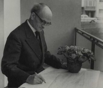 Герберт Ниблинг за составлением схемы ажурной салфетки