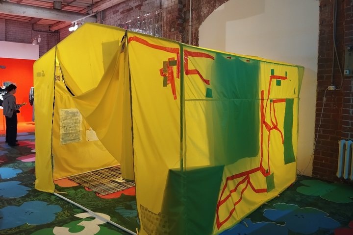 «Эдем в торговой палатаке» группы BWb1 (Аарон Сильвестер и Руслан Кувшин). . Фото: Радиф Кашапов