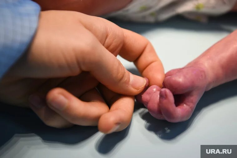 Дипломаты РФ в приюте навещают ребенка, которого ранее пыталась бросить собственная мать. Фото: Владимир Жабриков © URA.RU