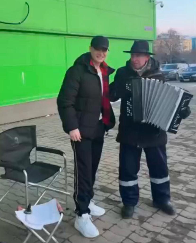    Shaman в Новомосковске поздравил земляков и спел возле ТЦ под баян