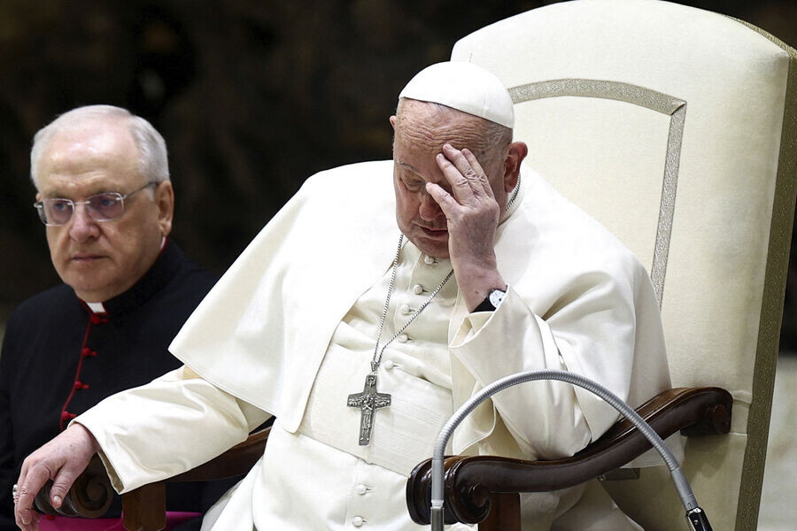     У папы Римского в больнице начали отказывать почки