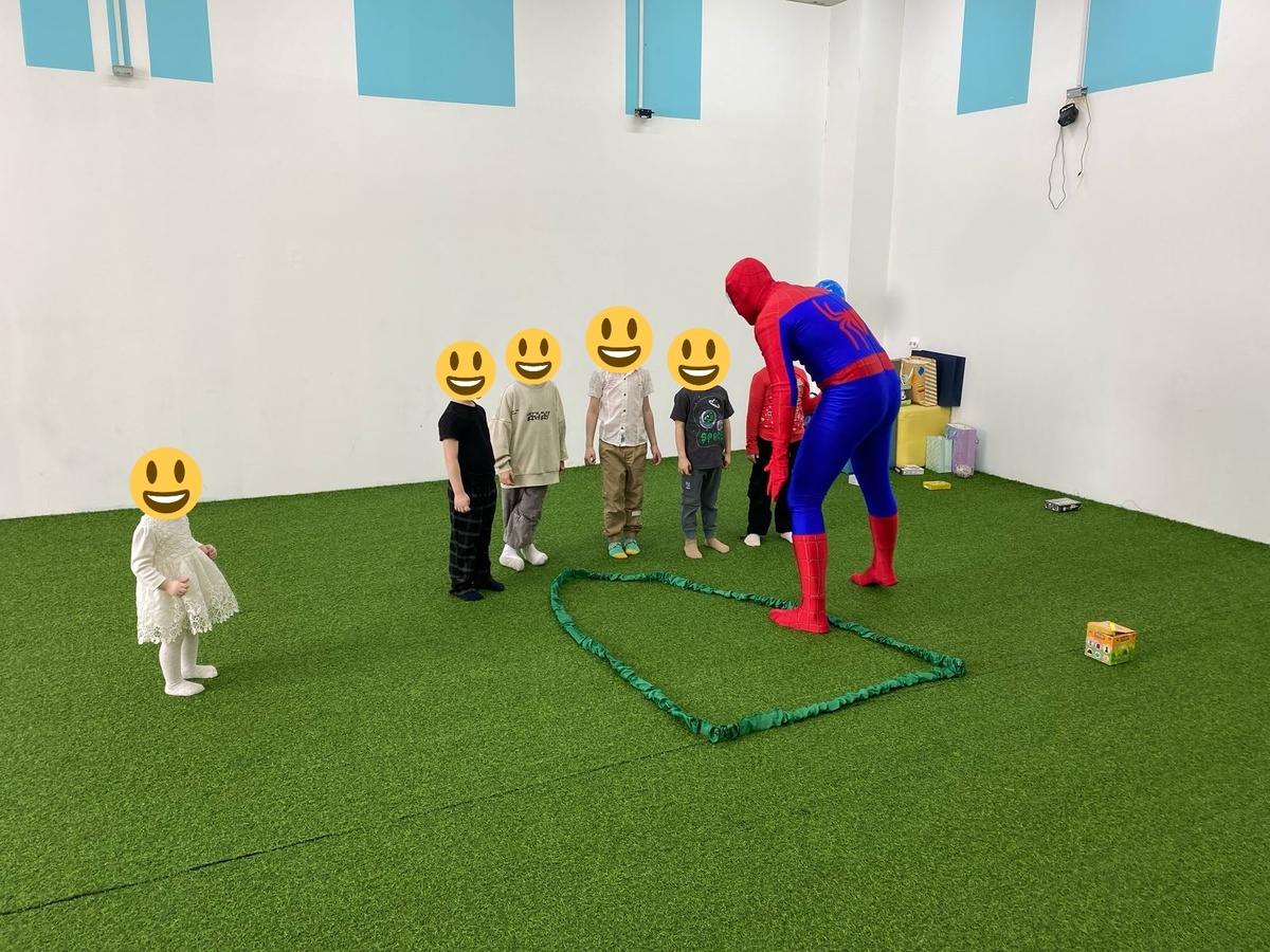 Объясняет правила игры