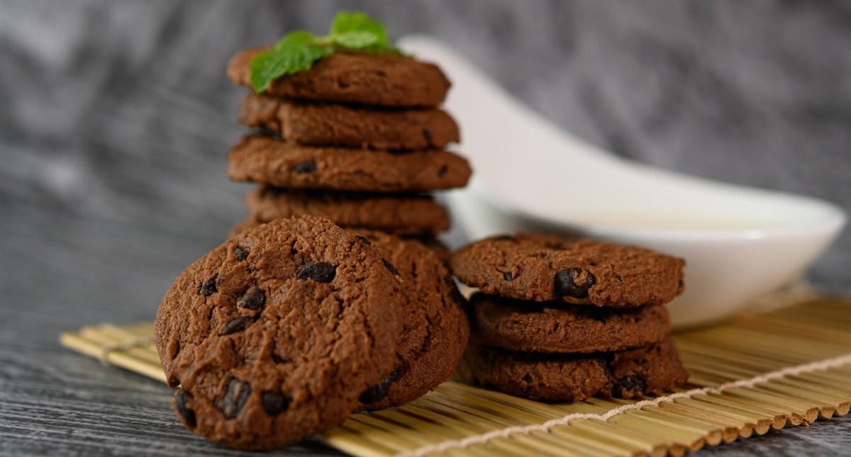 Шоколадное печенье с кусочками шоколада