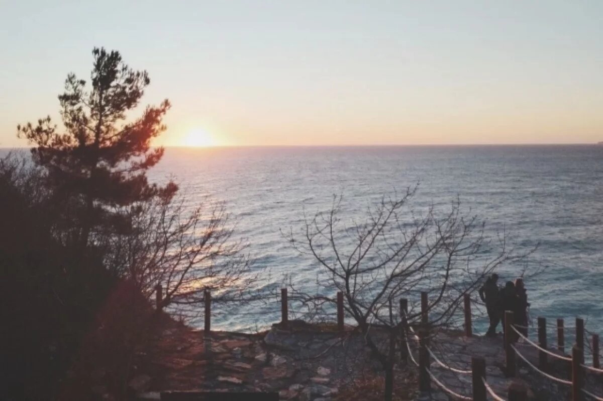    Затонувшее в порту Новороссийска судно оградят бонами