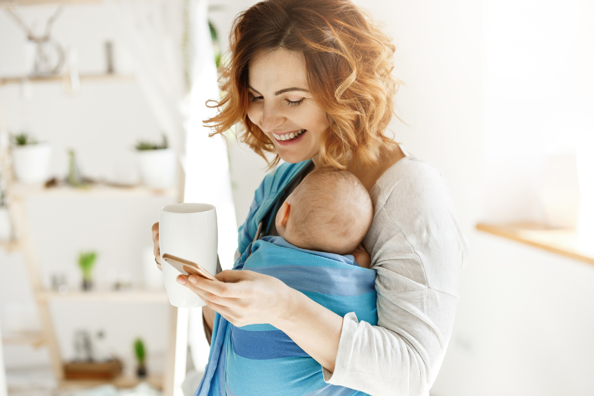 Так выглядит счастливая мама со слингом. И, безусловно, счастливый малыш! Изображение от cookie_studio из Freepik