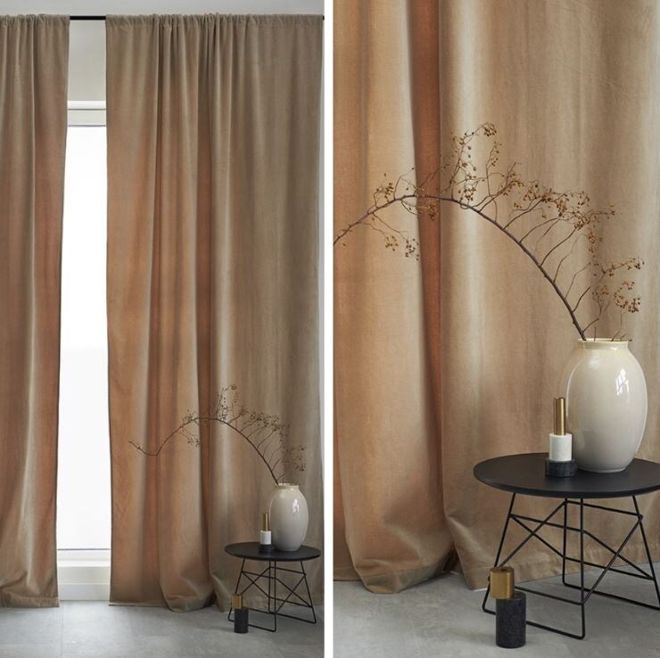 На фото: Штора из хлопкового бархата бежевого цвета из коллекции Essential, 150х290 см