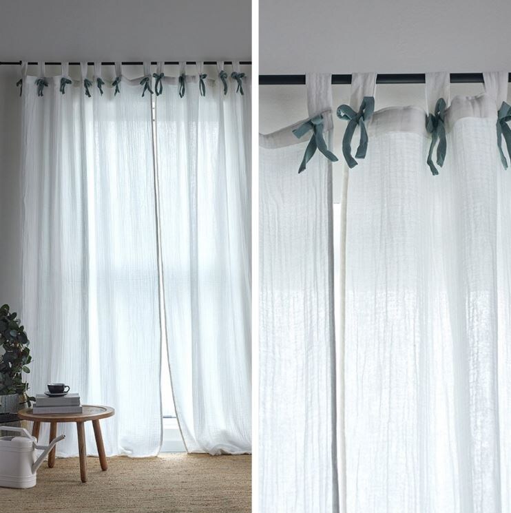 На фото: Штора из муслина с декором синего цвета из коллекции Essential, 150х290 см