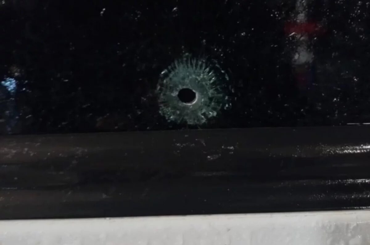    Дырка, оставшаяся от стрелы в окне машины пострадавшего.