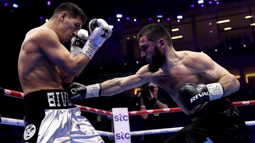     Российские боксёры Дмитрий Бивол и Артур Бетербиев Gettyimages.ru Mark Robinson / Contributor