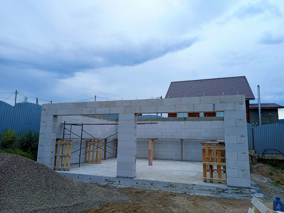 Габариты гаража 7х8 метров. Двое ворот. Фото прямо после заливки армопояса.