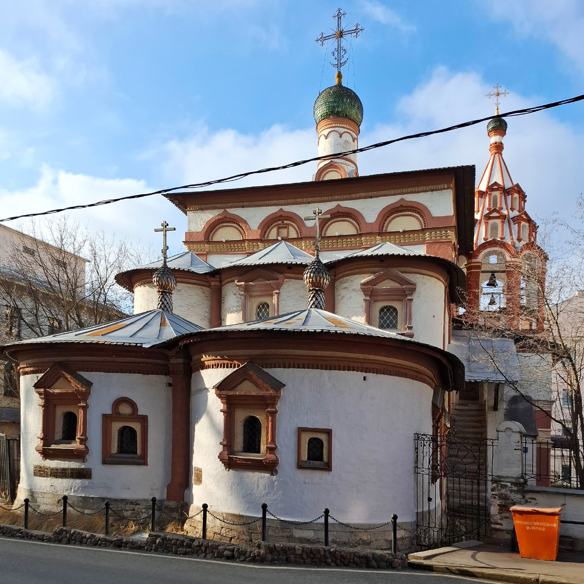 Москва, Храм Трёх Святителей в Кулишках - на углу Малого Трёхсвятительского и Хитровского переулков. Обратите внимние, насколько поднялся уровень мостовой. Февраль 2025 г. Фото автора.