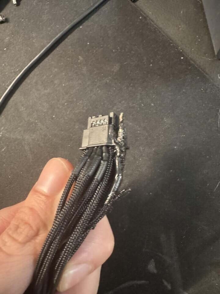 Оплавленный коннектор питания.