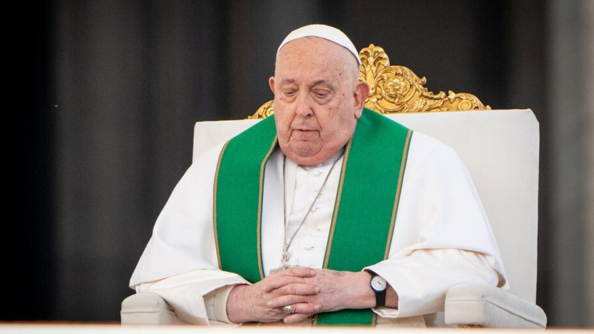 Папа стал резко сдавать последний год. В феврале во время одной из церемоний он прервал свою речь, сославшись на то, что ему трудно дышать