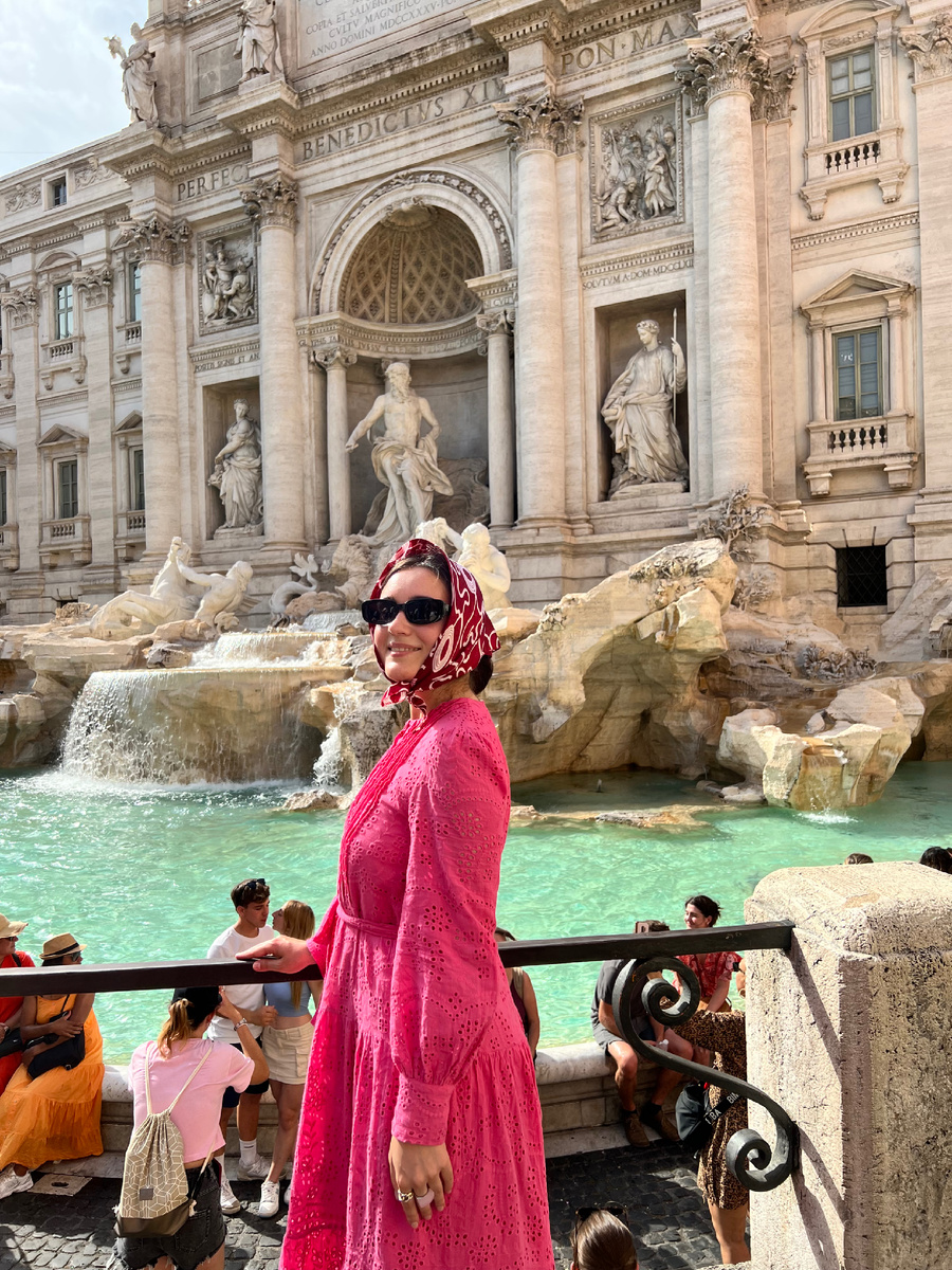 Влюбленные романтики со всего мира бросают монетку в фонтан Треви, чтобы исполнилось заветное желание