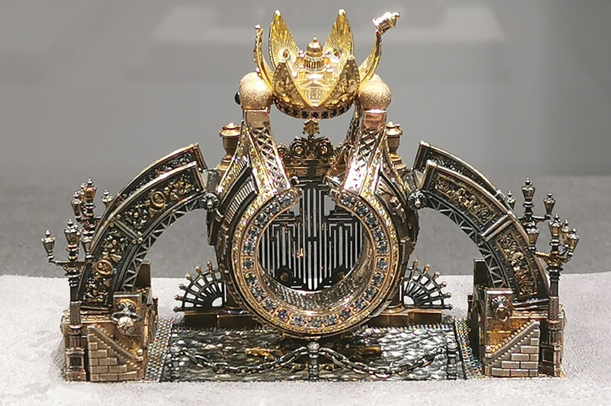 Декоративная композиция с кольцом "Город золотой", санкт-Петербург, 2023. Климов С., Лютынский В., Стасенко Я. и Хромосеева Т.