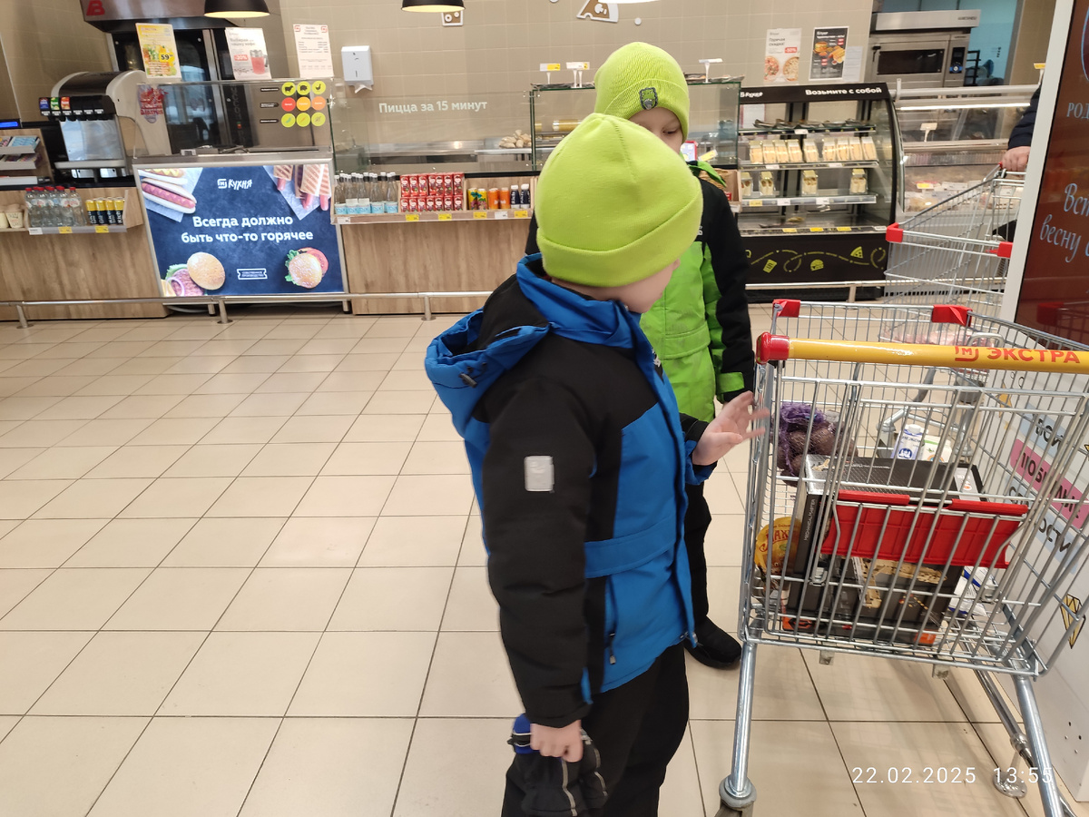 Вадим и Паша охраняют тележку, пока отец по магазину ходит