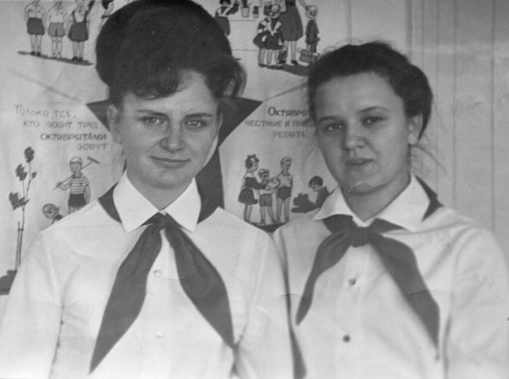 Нина Фадеевна Колушкина (слева)