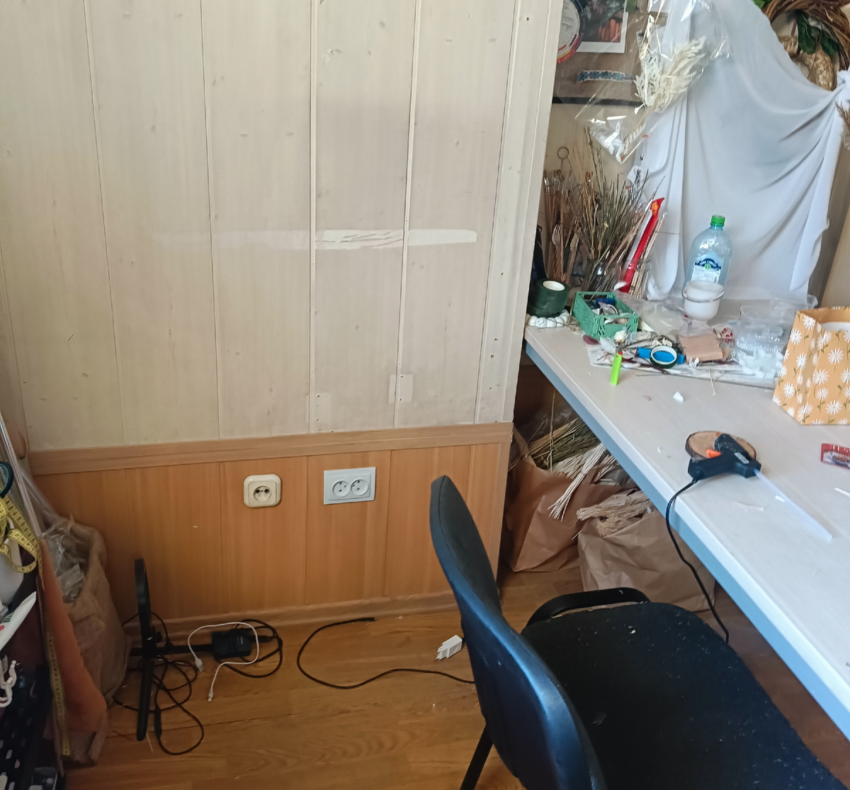 До того, как я озадачилась организацией порядка, место выглядело так в конце рабочего дня. Куча проводов на полу, ленты кое-как сложены, все вперемешку. 