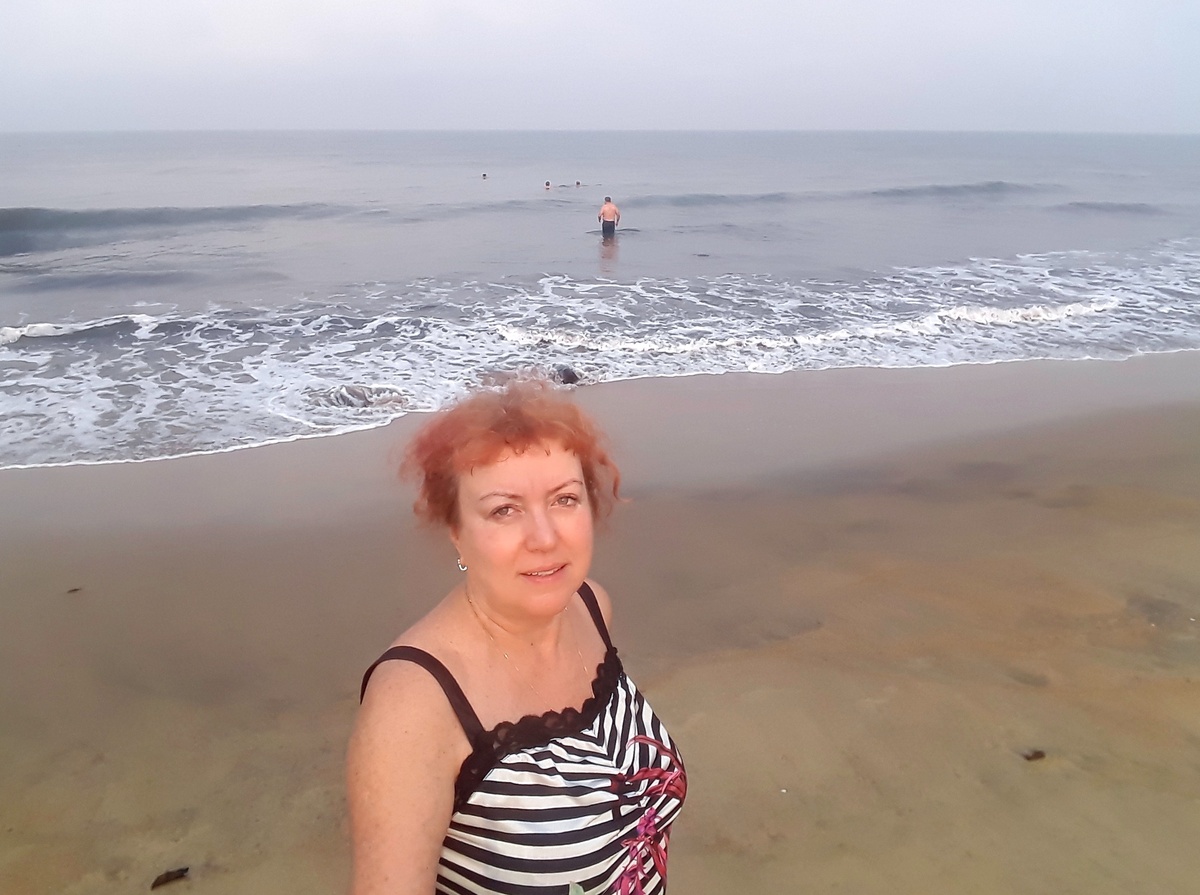 Первое, что мы сделали - это запрыгнули в ласковые волны океана. 