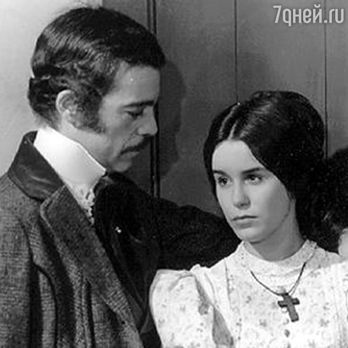 Кадр из сериала с Изаурой и Леонсио: сцена, где Изаура и её хозяин Леонсио Алмейда, отражающая напряжённые отношения между персонажами.