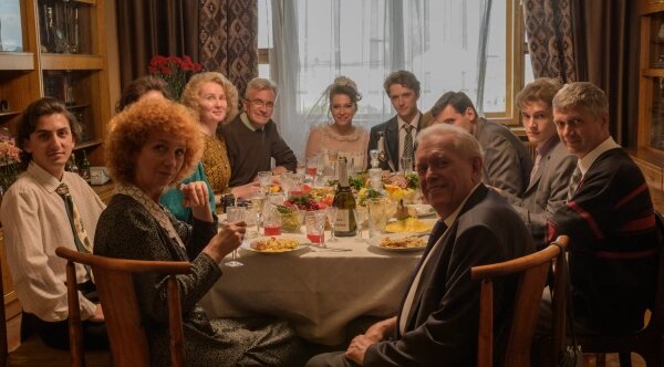 Любите русские сериалы? Посмотрите новинку 2025 года: драма с нестандартным сюжетом. Кадр из фильма «Минута тишины», режиссёр Илья Шеховцов, сценаристы Илья Тилькин, Владимир Потанин / Kinopoisk