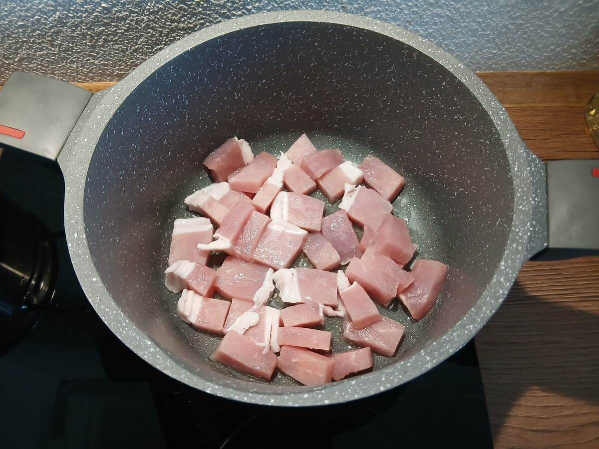 Жареный суп начинается с идеальной корочки! Мясо режу кубиками, обжариваю в казане на сильном огне. Секрет жены: не трогать первые 2 минуты — так сок останется внутри, а сверху будет хруст.