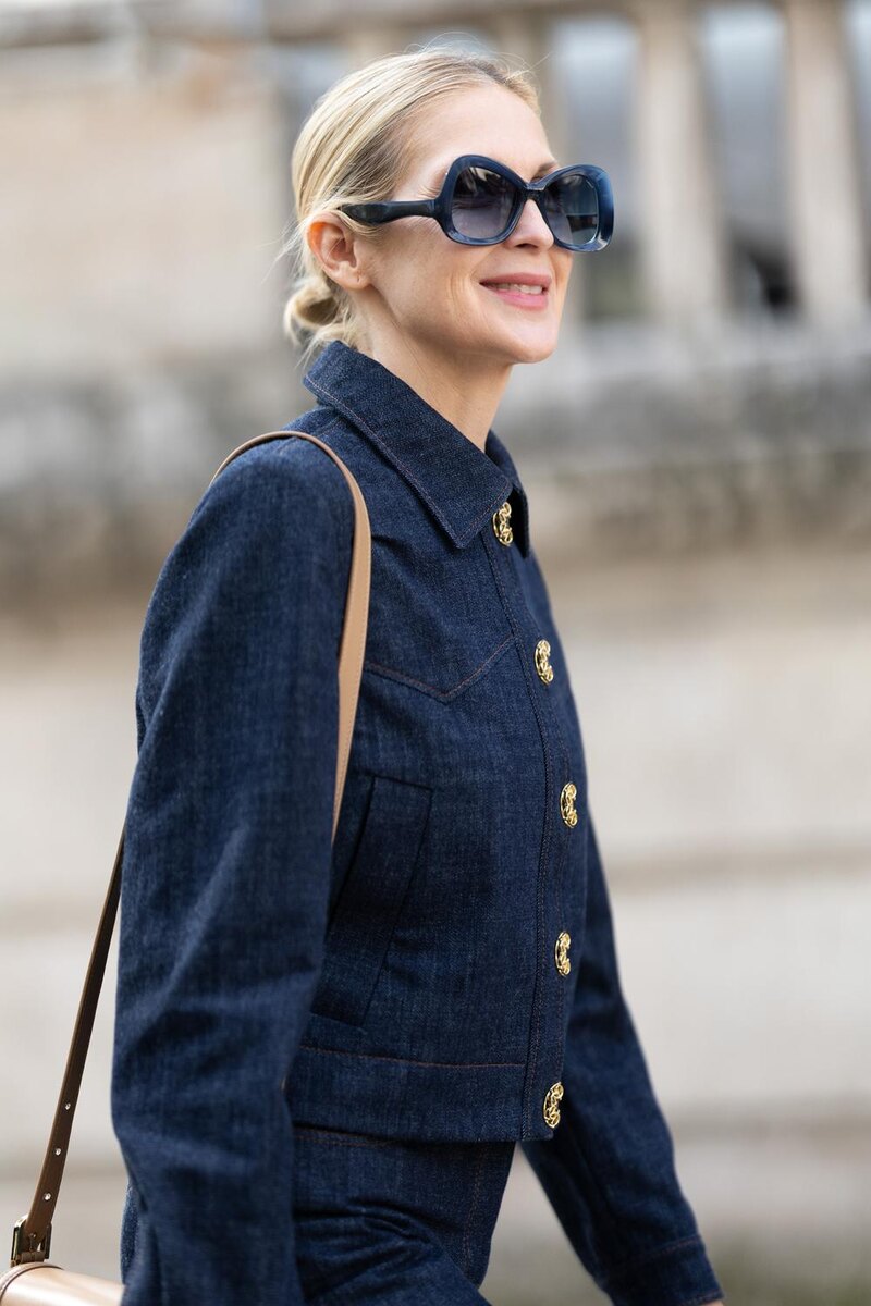 Valentina Frugiuele / Getty Images📷При желании выпустите несколько передних прядей для придания пучку легкой небрежности (на фото: Келли Разерфорд)