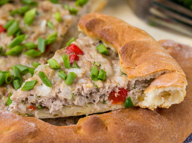 Один съедите сразу, второй спрячете (но не факт, что надолго). Самый нежный мясной пирог в мире