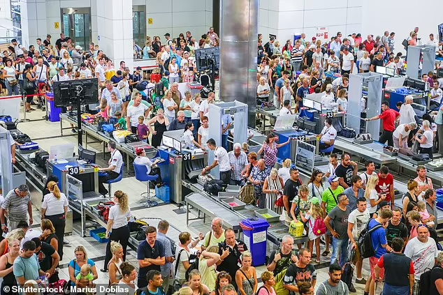 Служба безопасности и паспортный контроль в аэропорту Антальи, Турция