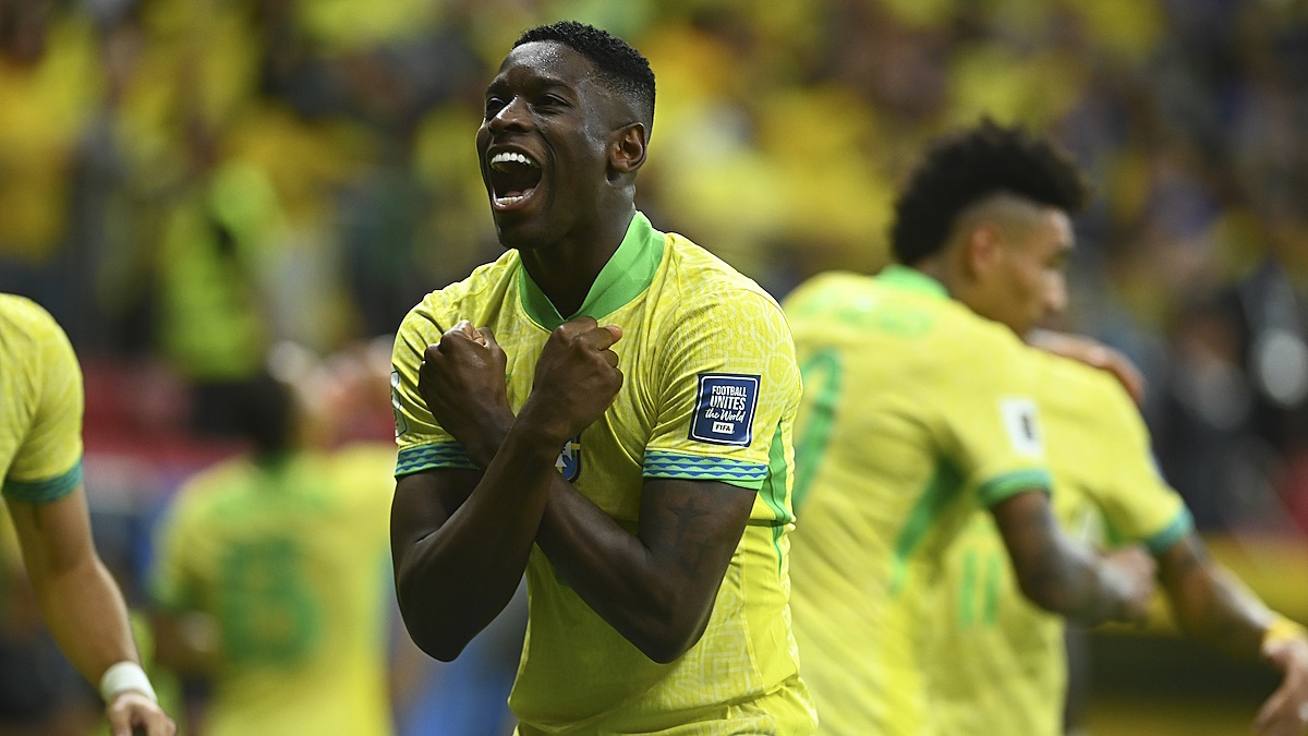    Луис Энрике празднует голы в стиле супергероя. Фото: REUTERS