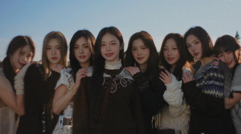     Hearts2Hearts / Кадр из клипа «The Chase»