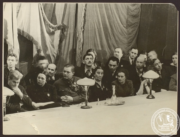 Фотография участников открытия ЦДРИ СССР; среди присутствующих: А.М. Герасимов, С.В. Гиацинтова, Э.Г. Гилельс, А.П. Зуева, О.В. Лепешинская, С.В. Михалков, Л.Н. Оборин, Р.Н. Симонов и др. 1939 г. РГАЛИ. Ф.2932. Оп. 3